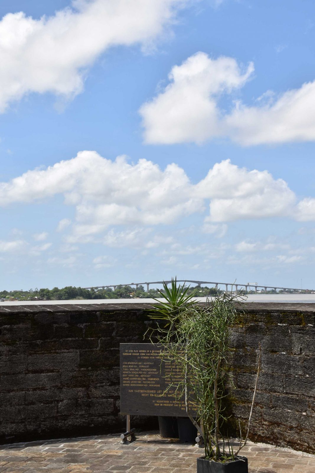 Schending-mensenrechten-en-het-herinneringserfgoed-in-Paramaribo-Keti-Koti-Tilburg-Eric-Kastelein---5-Bastion-Veere-met-op-de-achtergrond-de-Suriname-rivier-en-de-Jules-Wijdenboschbrug